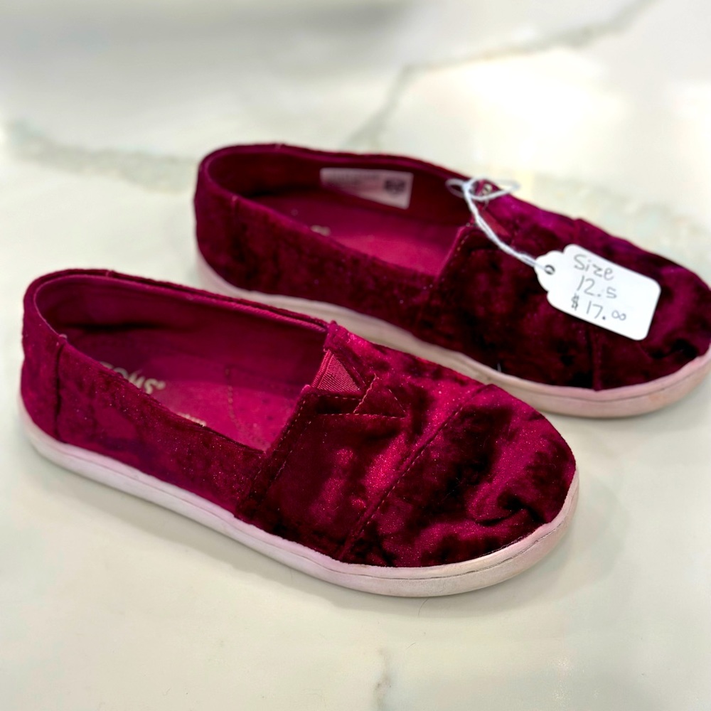 Little girls size 12.5 Fuschia pink Tom’s sneakers